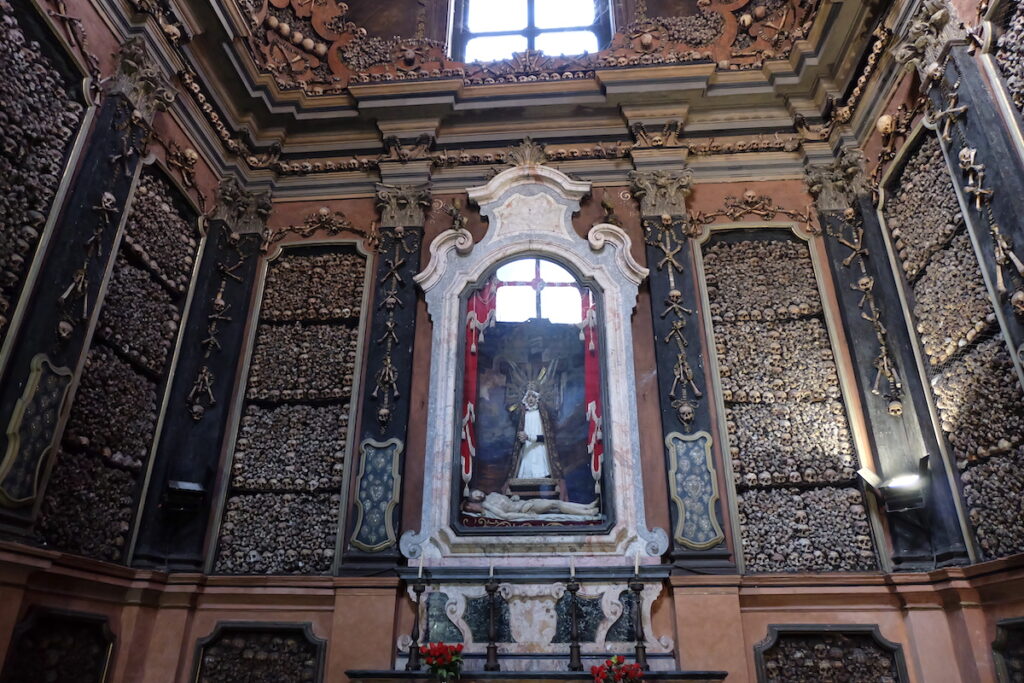サン・ベルナルディーノ・アッレ・オッサの納骨堂